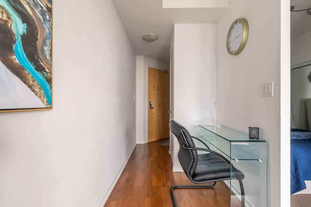 Gorgeous 1Br W/Parking Across The Scotiabank Arena Apartment Toronto Exterior photo